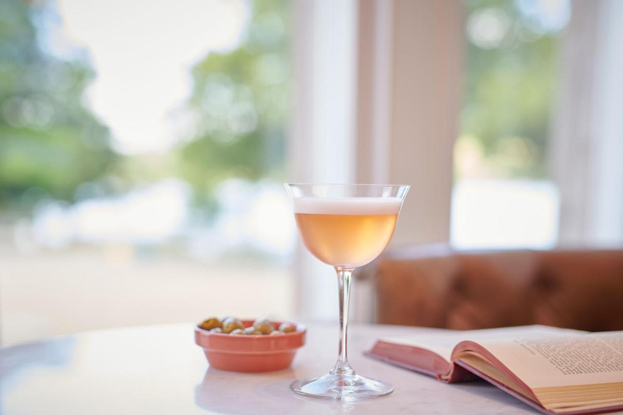 Cameron House On Loch Lomond Alexandria Exterior photo A glass of champagne